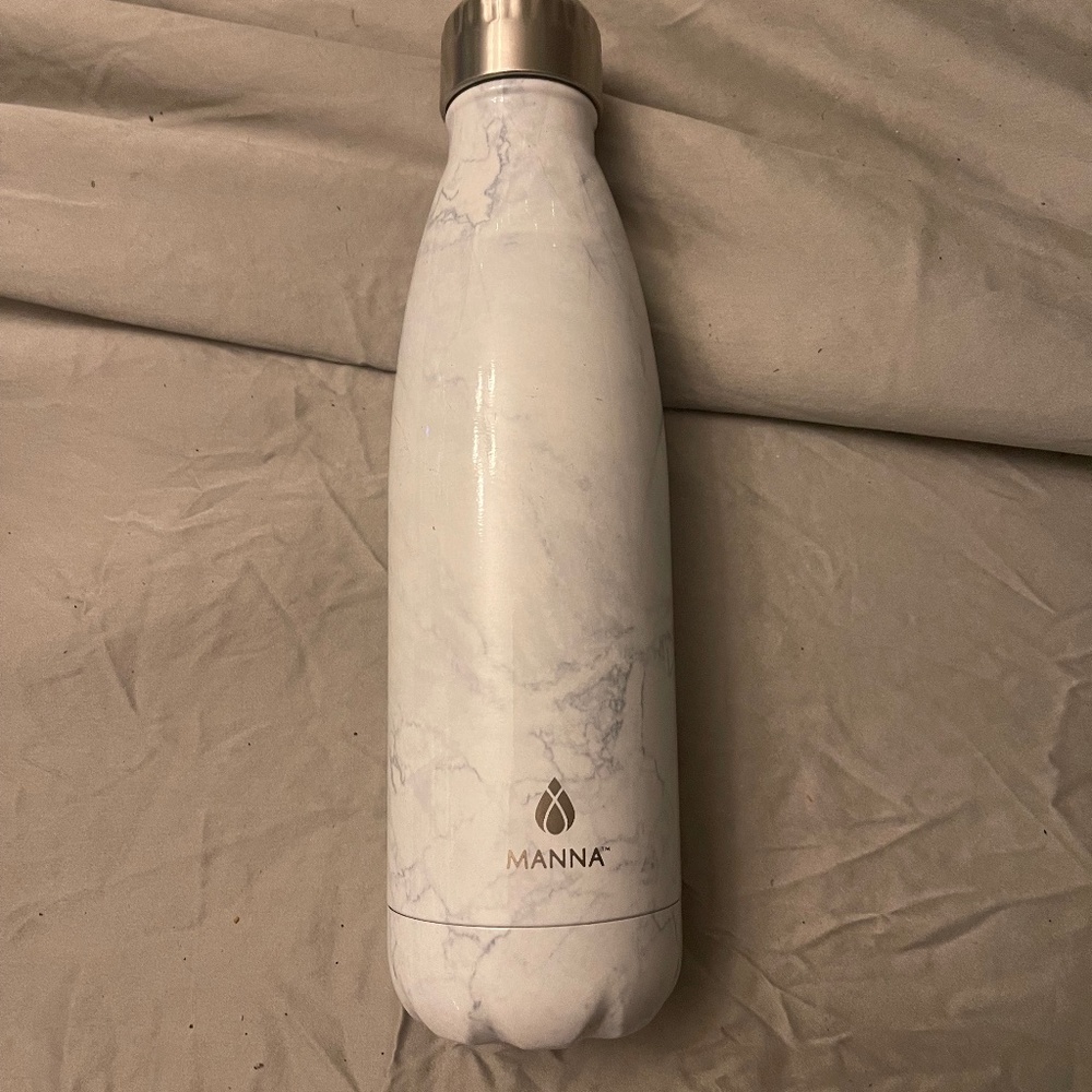 Manna Marble Metal Insulated Water Bottle with Leakproof Cap, 502-mL